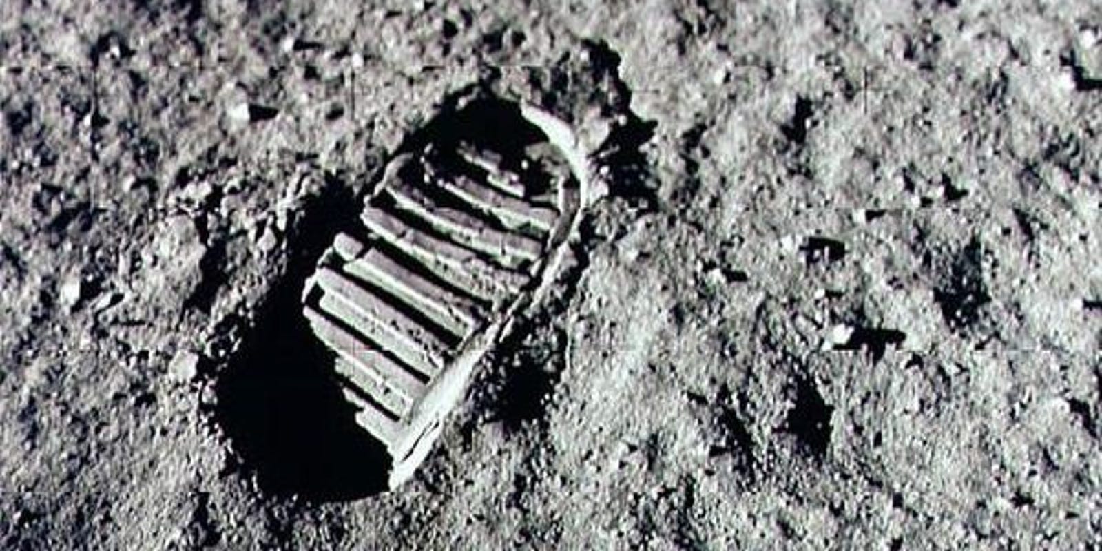 أول خطوة للإنسان على سطح القمر